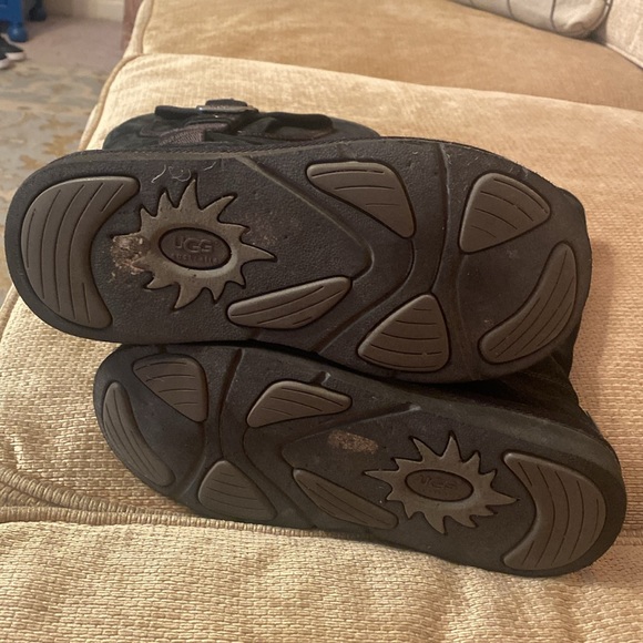 UUG Cargo boots size 6 $50 - Picture 4 of 5